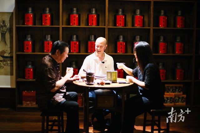 国庆期间镇海楼首开“夜游模式”，工夫茶艺术展迎八方来客