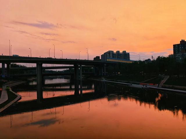 灯火初明，北京城夜景绚丽多彩