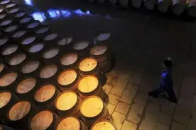 “美国关税阴影”笼罩全球酒业：百年制桶厂即将关闭、千亿美元跨境贸易遭遇风暴图片