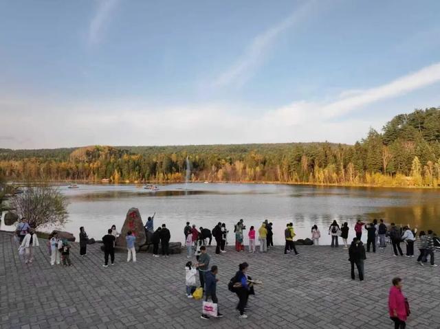 观“五花山”色 享生态康养｜伊春，藏不住了！“林都红”火爆出圈，景区人气爆棚！