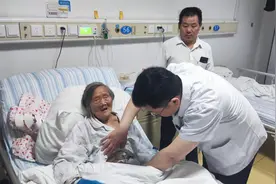巨大囊肿“霸占”102岁老人肝脏，湖北十堰一家医院为她“收腹”图片