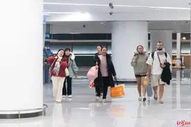 新年首架国际航班抵蓉！外国游客“打飞的”来成都过年图片