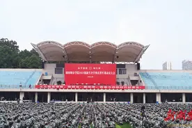 湖南城市学院6300余名新生同上大学第一堂思政课图片