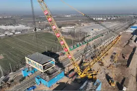 雄商高铁最新进展：梁山站、郓城站钢结构天桥吊装顺利完成图片