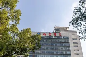 “半夜会爬出来……”女子体内藏10米长虫！医生提醒→图片