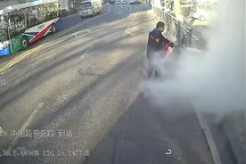 路遇垃圾桶起火，公交司机变身“消防员”挺身而出图片