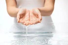 美妆行业遭炮轰：皮肤补水是“智商税”？皮肤科医生这样回应…图片