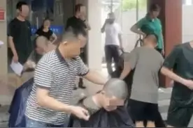 长沙一高校回应军训要求男生剃发：男生需剃寸头，女生不烫不染图片