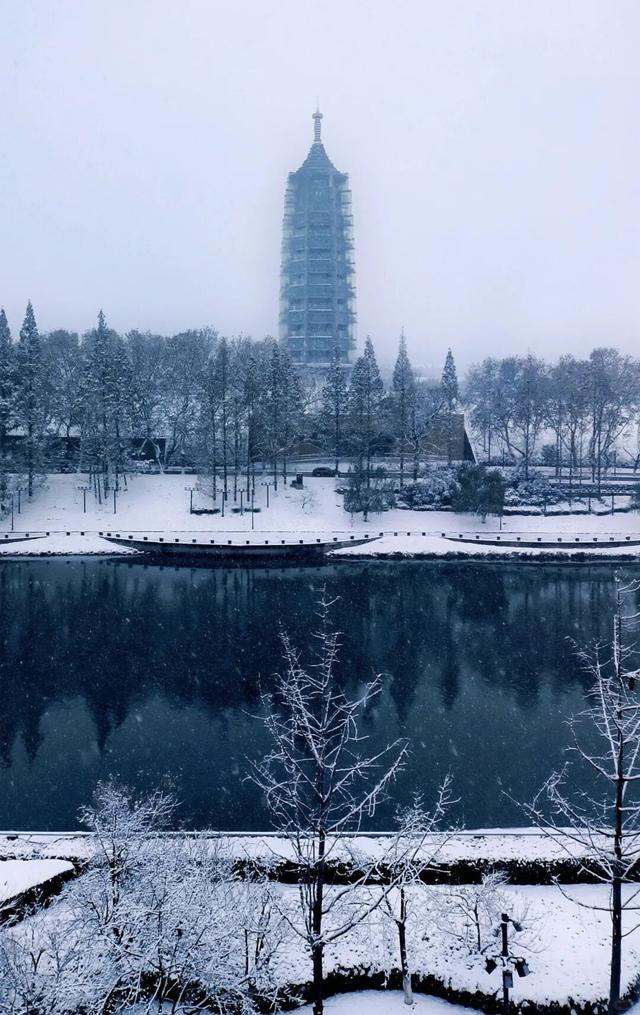 金陵飞雪讯，静待秦淮妆