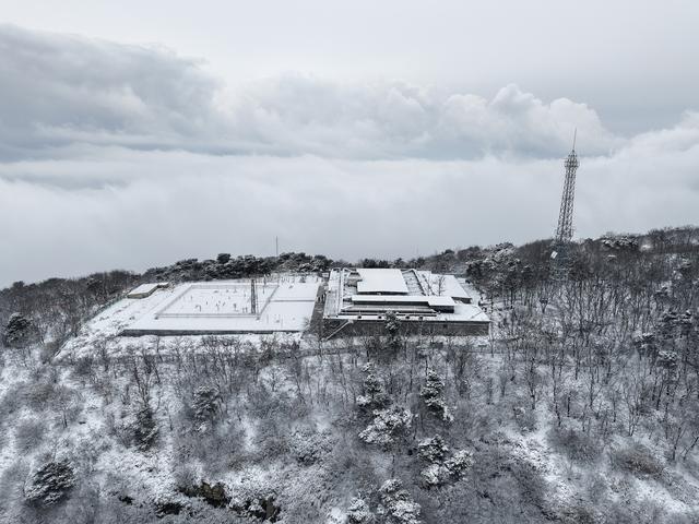 河南北风吹雪，嵩山一夜白头