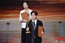 拿下第32届金鹰奖最佳电视节目主持人后，何炅含泪说……图片