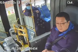 实习公交司机礼让斑马线，小学生鞠躬致谢图片