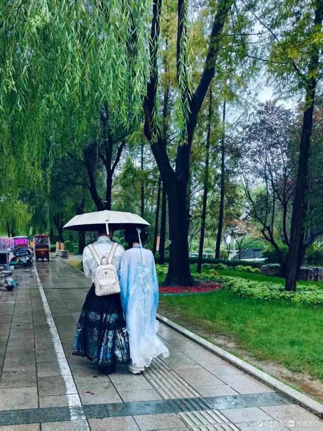 雨中漫步大明湖