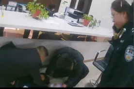 “孃孃，不要睡哦！”女子突发疾病倒地 众人紧急救援送医图片