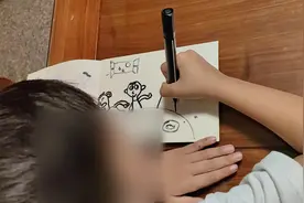 他不能与家人合照，于是儿子画了“全家福”图片