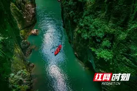粤港澳大湾区采风团打卡恩施地心谷 点赞避暑“凉”资源图片