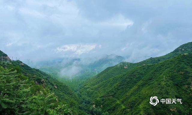 北京昌平山区雨后云雾升腾 翠绿的群山在雾气中若隐若现