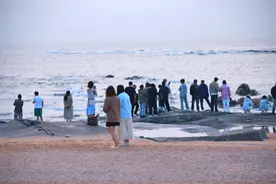 众拍丨踏浪日照，静候海边日出的绮丽图片