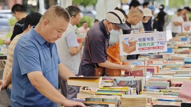 打卡AI守门员、体验科技运动、淘上一本老书……这条街能逛一晚上！