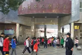 家长称孩子被怀疑盗窃遭老师当众要求“写罪证”  校方否认定性：只是到座位上询问图片
