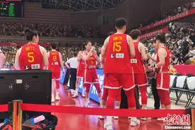 有天赋有进步，中国女篮主帅赛后表扬杨舒予图片