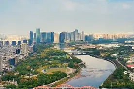 给成长快的孩子，换上一件大衣服图片