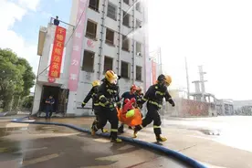 高温下，他们刻苦训练以更好应对救援警情图片