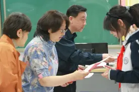 北京市166中学举办首届英文原版好书推荐小报大赛图片