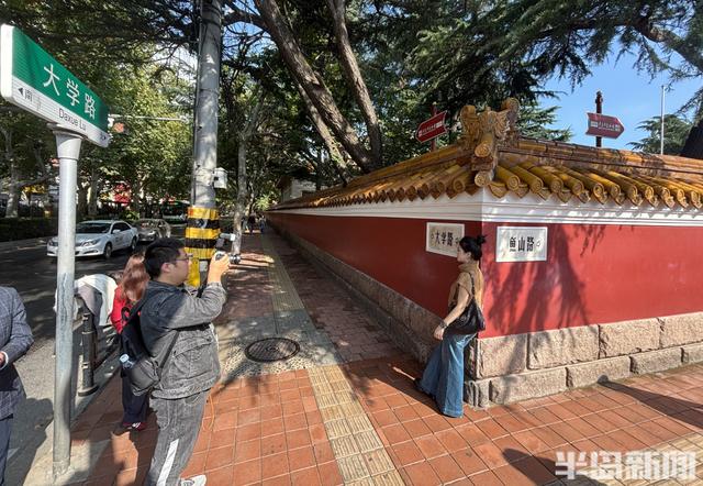 黄金周后热度不减，大学路红墙引客来