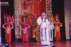 “Z世代”外国青年沉浸体验川剧变脸表演图片