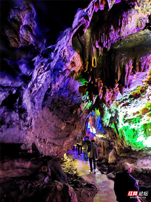 【每日一图@湖南】七彩灯光点亮亿年奇观，澧县仙女洞里藏着神话