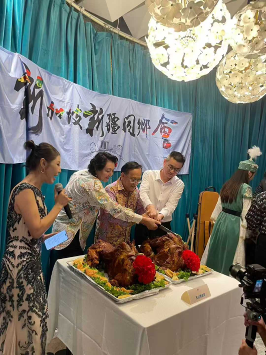 从天山到新加坡河畔，这届新疆老乡把“团圆”拿捏了！