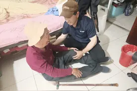 老人突发心脏不适，维修师傅化身救护员紧急送医图片