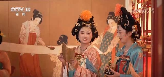 绾青丝着唐装、走进书中美景……传统文化生动“破圈”撬动消费澎湃活力