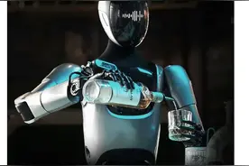 擎朗智能发布人形具身服务机器人XMAN-R1图片