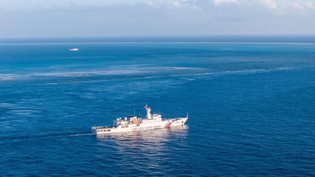 中国海警船与黄岩岛同框
