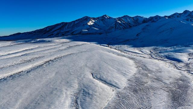 在黑山草原，邂逅淡蓝雪影与鎏金峰顶的浪漫