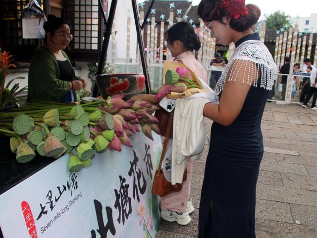江苏苏州：山塘街荷花俏销 感受初秋浪漫