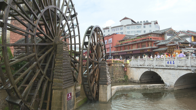 丽江古城：游客文明旅游，共绘文明和谐新画卷