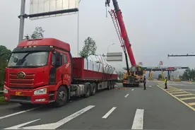 货车上40吨货物发生倾斜，幸亏高速收费班长火眼金睛图片