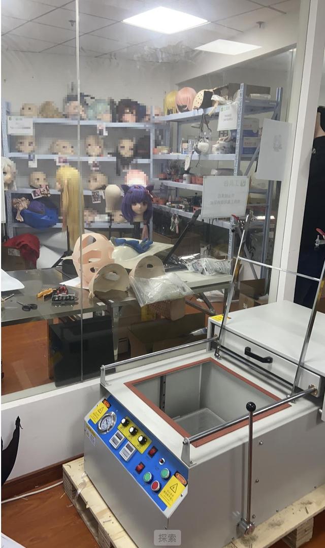 卖价过万的「大头娃娃」，成了「痛系」年轻人的新型奢侈品