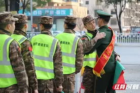 向军旗敬完最后一个军礼 武警娄底支队春季退役士兵踏上返乡路图片