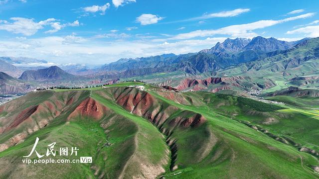 青海祁连：卓尔山风景壮美