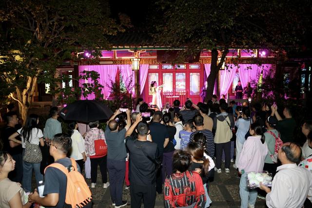 一年四季 泉在济南 | 趵突泉沉浸式夜游《趵突夜画》璀璨启幕  打造泉城夜游新地标