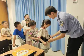 警官、消防员、金融家……共享课堂上，普陀萌娃解锁职业初体验图片