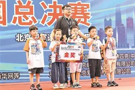 宁夏7岁女孩南亦茹捧起国际赛事金奖图片