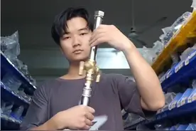 五金店主自制游戏道具实物爆火：爱好变成工作，五金“兵器”卖了上万把图片