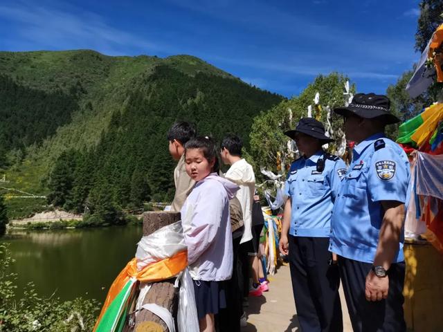 【守护圣境 警暖人心】夏河公安“警景融合”：绘就盛夏草原旅游安心画卷
