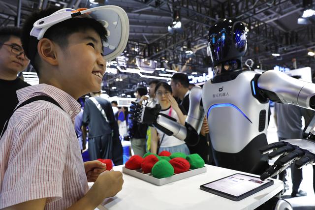 新华全媒+丨2025世界人工智能大会开幕