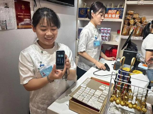 75种语言实时互译！颐和园“沟通神器”外国友人直呼“懂了”